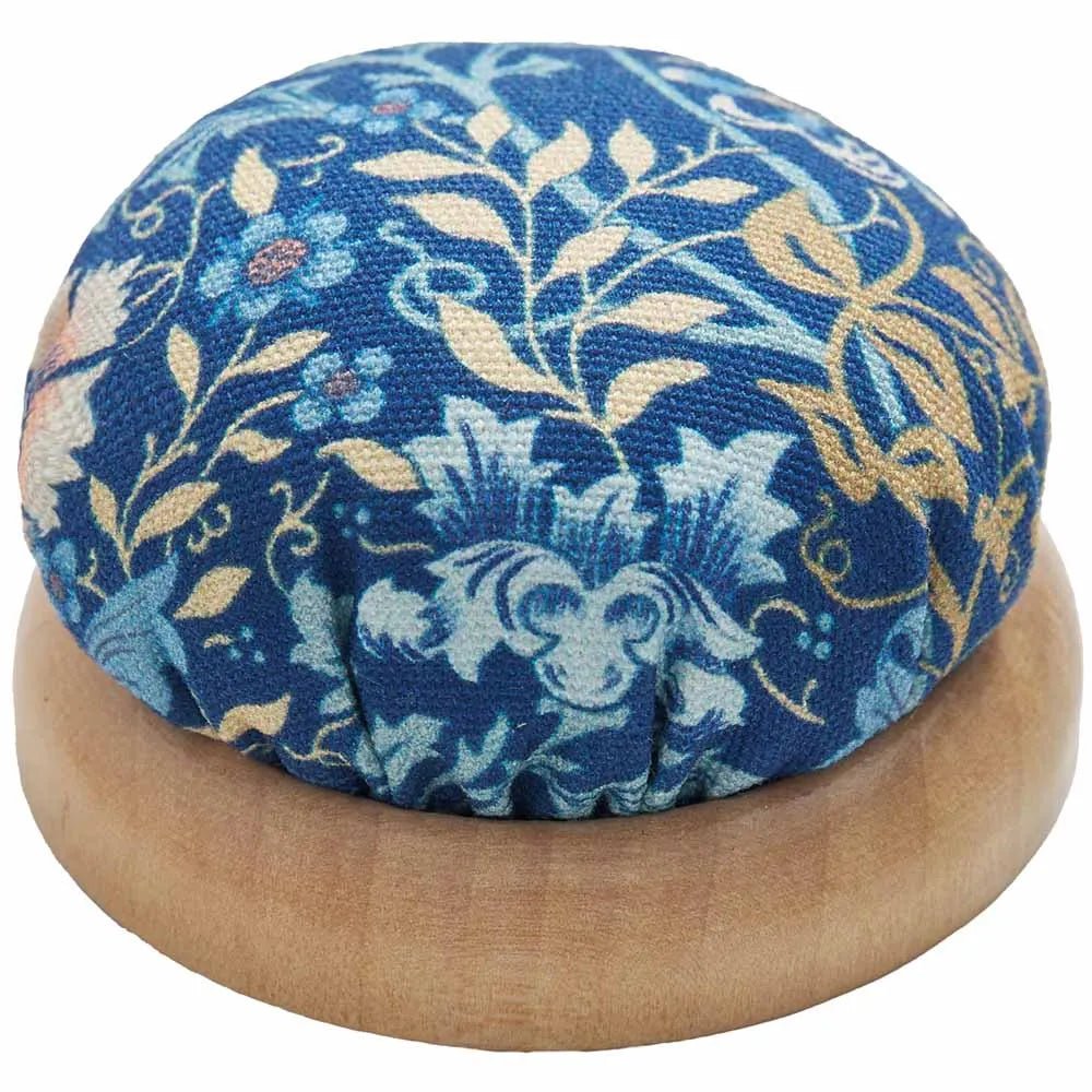 Coussin à aiguilles avec base en bois et motif floral Hobby Gift – disponible chez Šarlotes audumi
