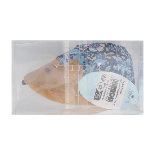 Image d’un pique-aiguilles hérisson à motif floral Hobby Gift – disponible chez Šarlotes audumi