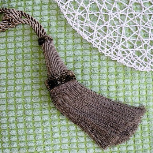 Attēls ar Aizkaru turētāji, savilcēji ar bārkstīm|dažādu toņu – pieejams Šarlotes audumi