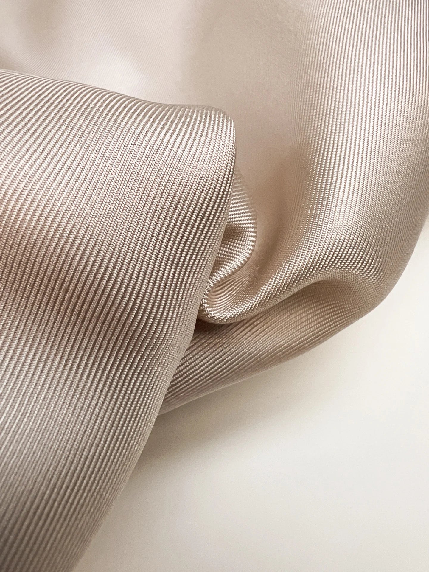 Tissu en sergé de soie 100 % beige-Italie