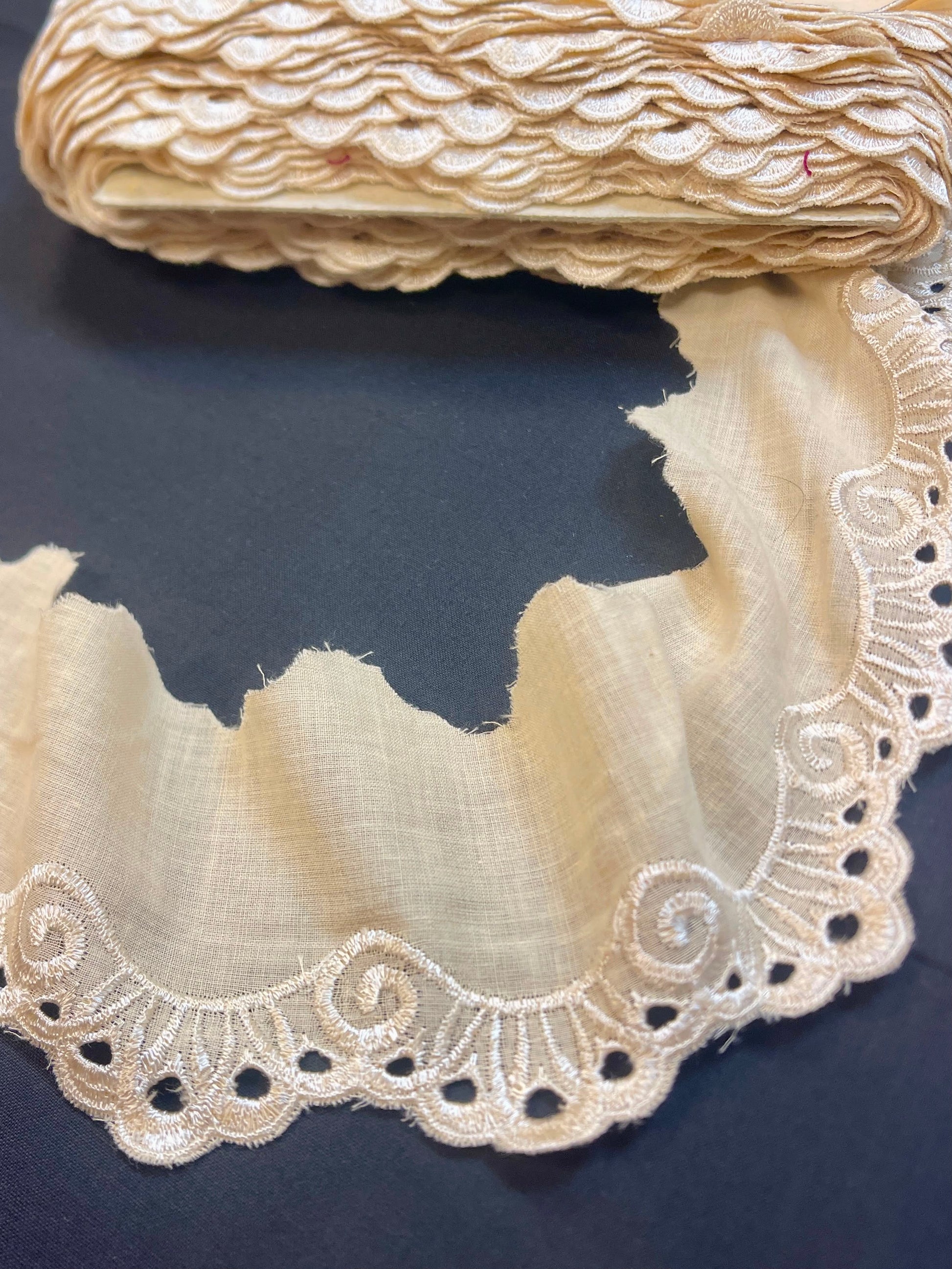 Image de ruban de dentelle brodée blanche 6 cm beige – disponible en ligne chez Šarlotes audumi
