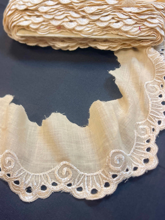 Bild mit weißem besticktem Spitzenband 6 cm – beige, online erhältlich bei Šarlotes audumi
