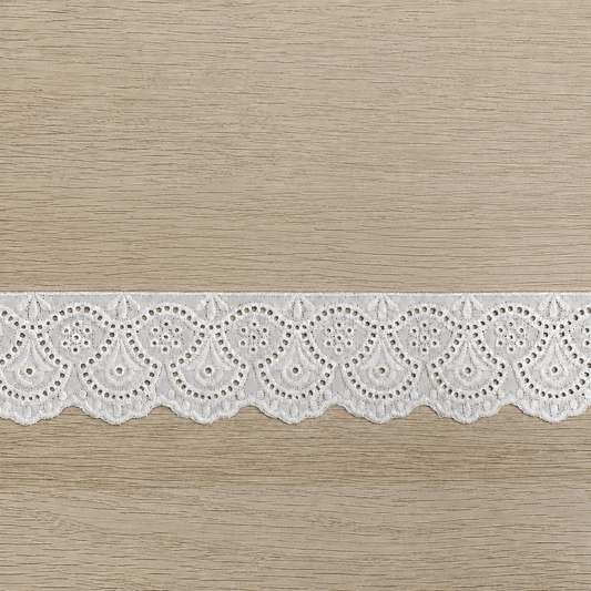 Image avec ruban de dentelle blanche brodée au fini satiné – 40 mm – disponible en ligne chez Šarlotes audumi