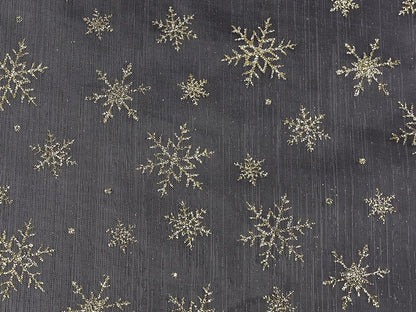 Image de l’organza blanche avec des flocons de neige dorés scintillants – disponible en ligne chez Šarlotes audumi