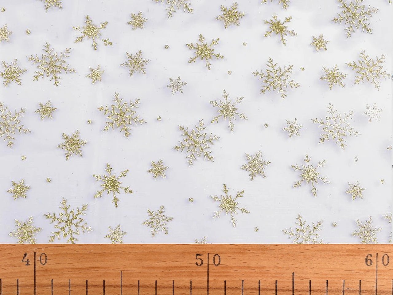 Image d’organza blanc aux flocons de neige dorés scintillants – disponible en ligne chez Tissus de Charlotte