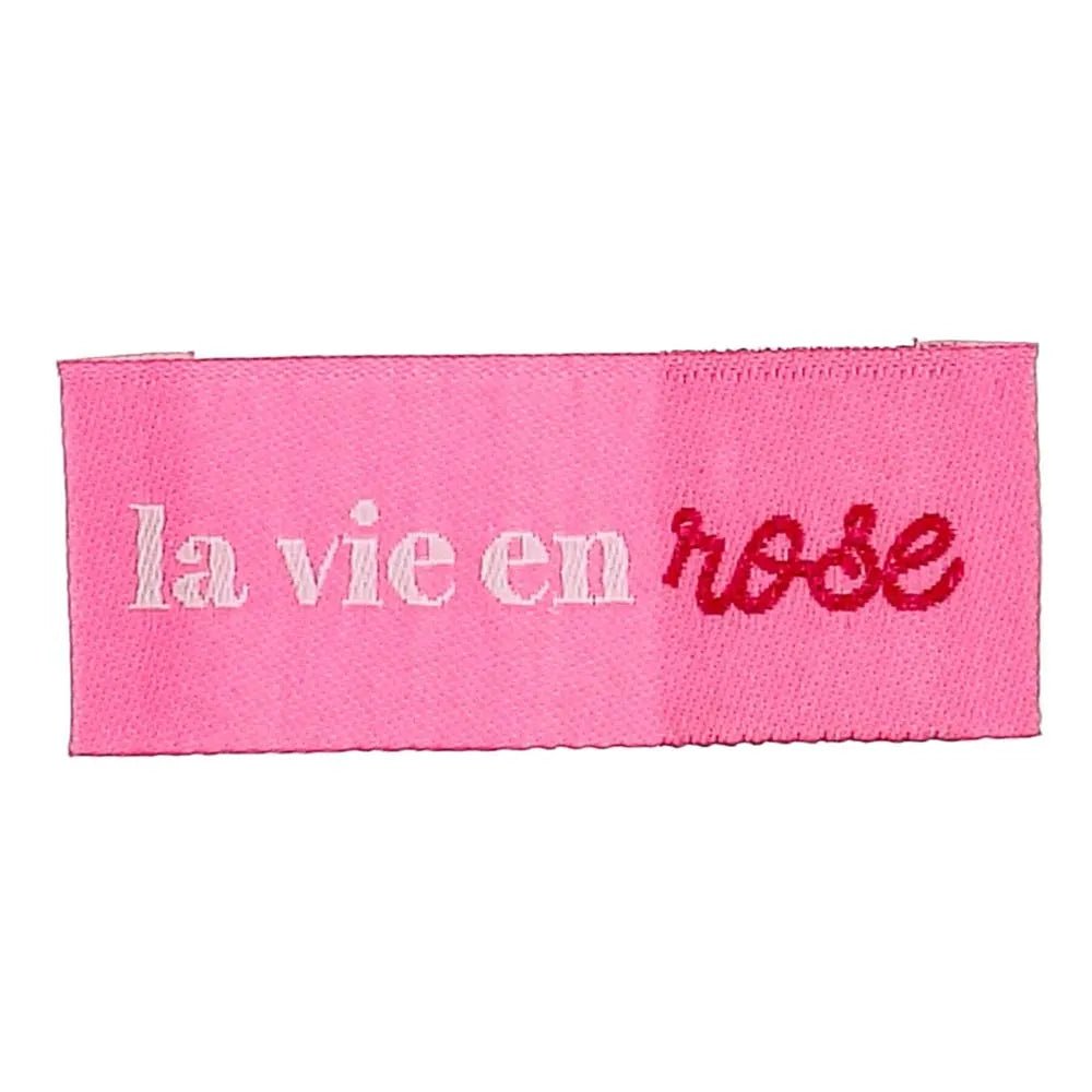 Bild von Bohin-Einnähetiketten für Kleidung mit dem Motiv „La vie en rose – das Leben durch die rosarote Brille sehen“, 2 × 5 cm, 4 Stück – online bei Šarlotes audumi erhältlich