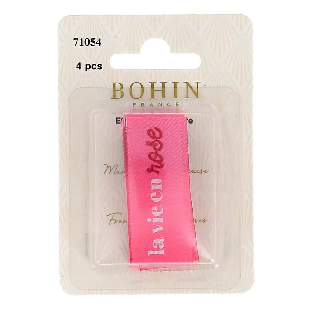Bild von Bohin-Einnähetiketten für Kleidung mit dem Motiv „La vie en rose – das Leben durch die rosarote Brille sehen“, 2 × 5 cm, 4 Stück – online bei Šarlotes audumi erhältlich