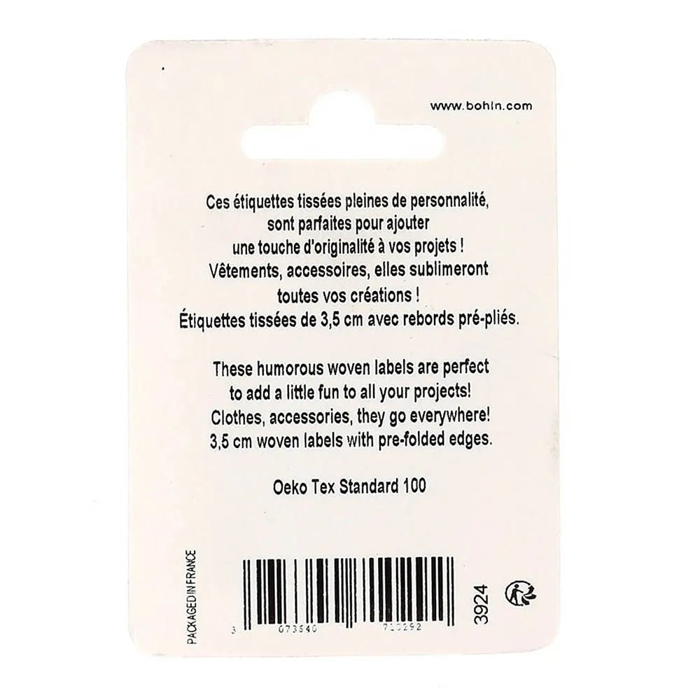 Bild des aufbügelbaren Kleidungsetiketts „Who Run The Word“ von Bohin – 35 × 35 mm, 4 Stück – online bei Šarlotes audumi erhältlich