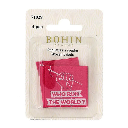 Bild des aufbügelbaren Kleidungsetiketts „Who Run The Word“ von Bohin – 35 × 35 mm, 4 Stück – online bei Šarlotes audumi erhältlich