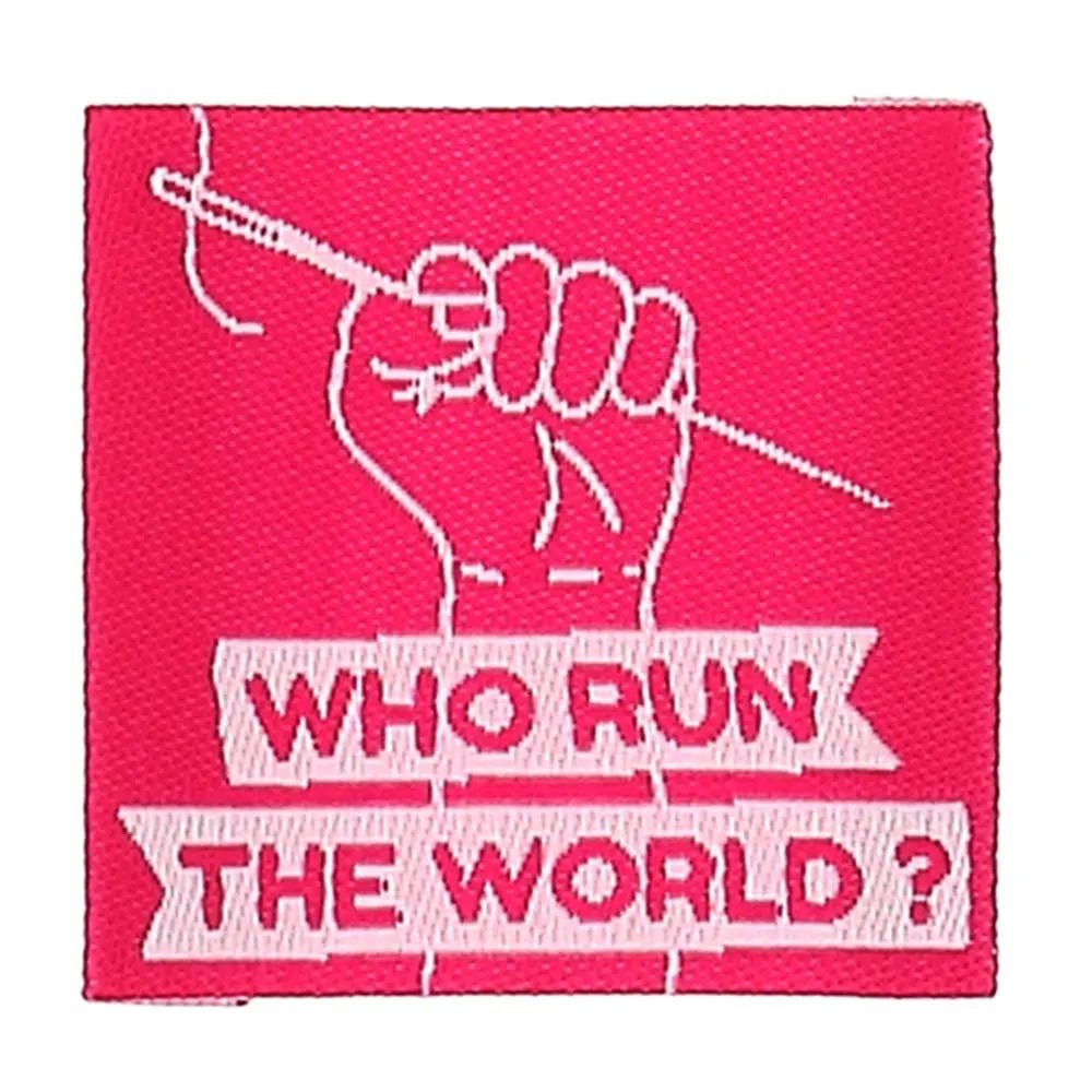 Bild des aufbügelbaren Kleidungsetiketts „Who Run The Word“ von Bohin – 35 × 35 mm, 4 Stück – online bei Šarlotes audumi erhältlich