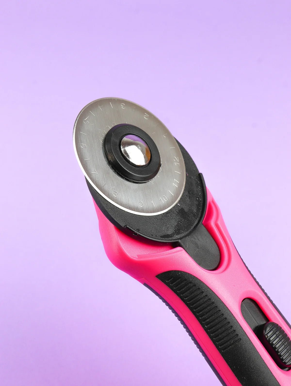 Bohin Rollschneider für Stoff – 18 oder 45 mm – online bei Šarlotes audumi erhältlich