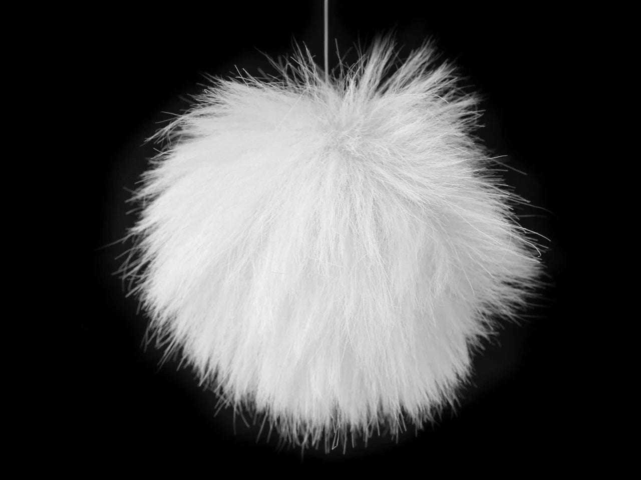 Attēls ar Bumbulis cepurēm ar cilpu Ø8 cm|dažādu toņu – pieejams Šarlotes audumi