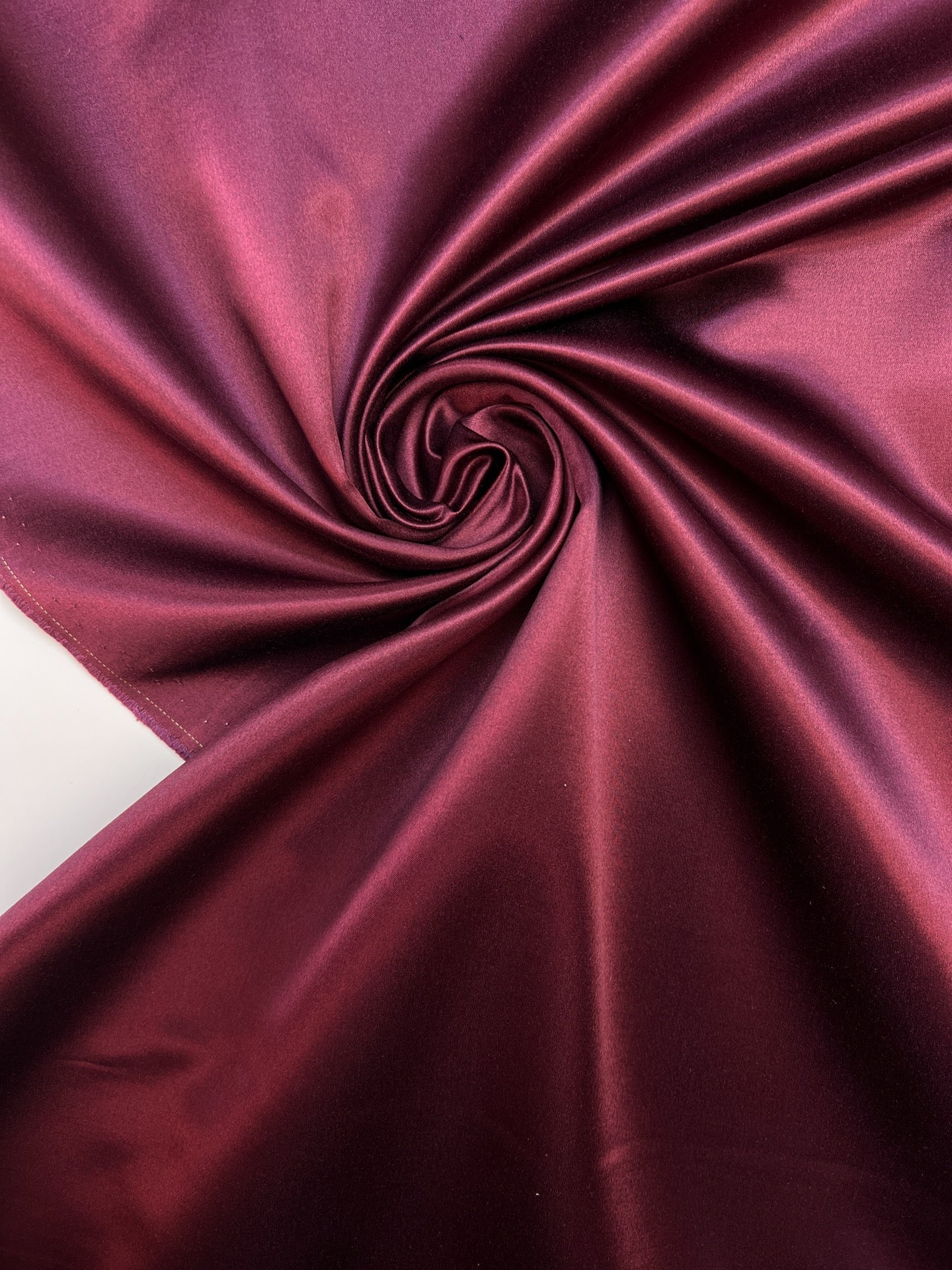 Italienischer Satin aus Seide und Baumwolle in dunklem Purpurton – 195 g/m²