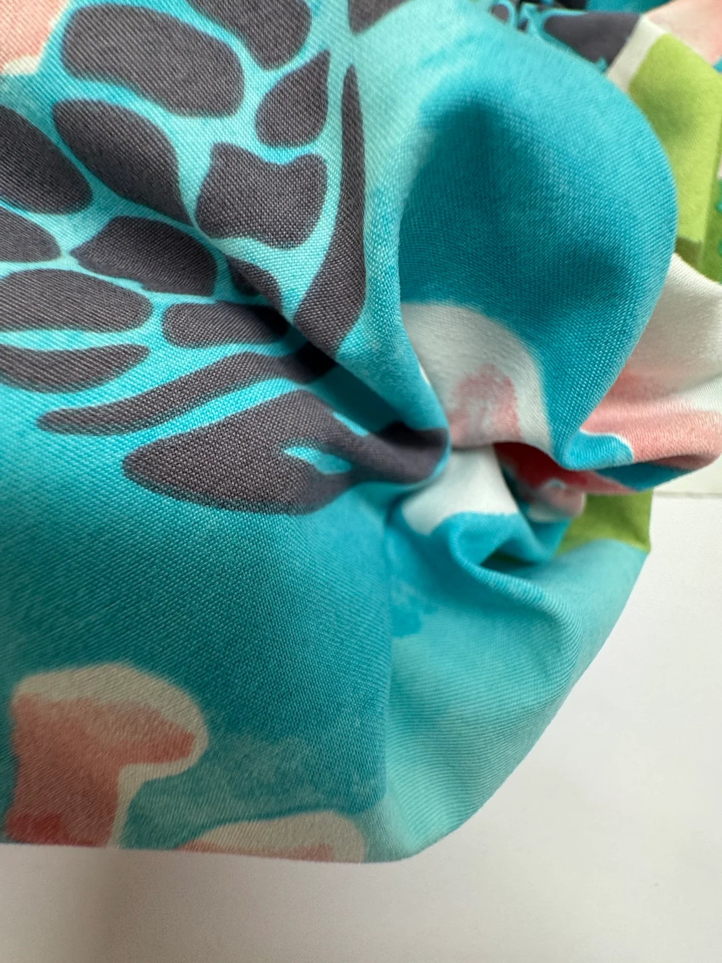 Tissu français à motif floral tropical dans des tons bleu-vert – 160 g/m²