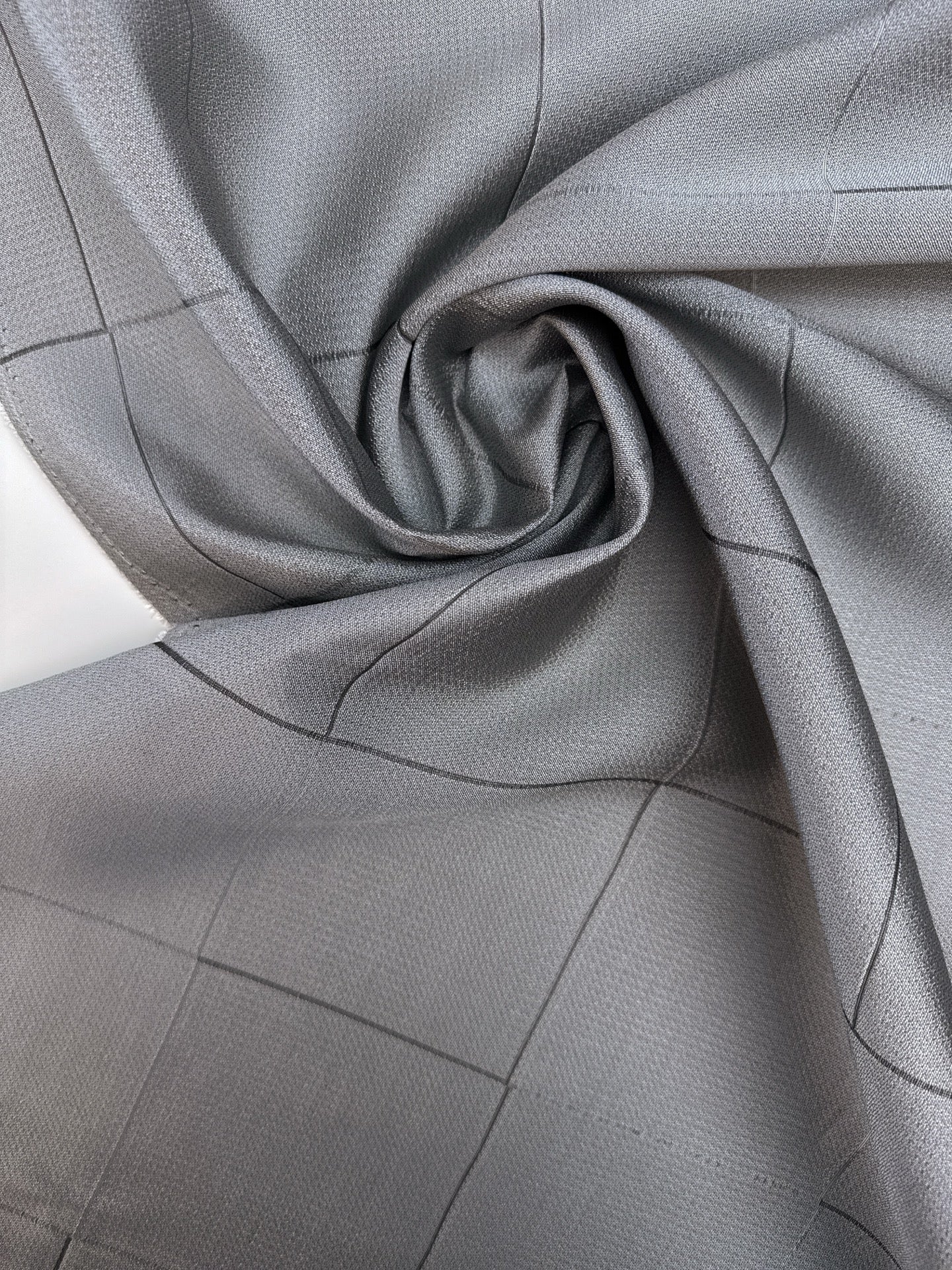 Tissu italien en viscose et soie à carreaux gris – 120 g/m²