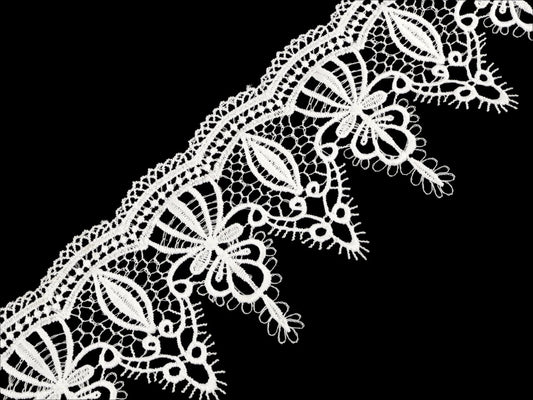 Image de dentelle guipure décorative 65 mm blanche – disponible en ligne chez Šarlotes audumi