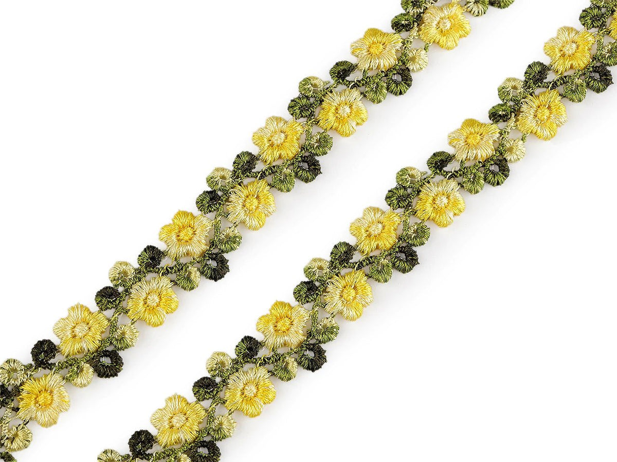 Bild von dekorativem besticktem Band mit 3D-Blumen – 20 mm – online bei Šarlotes audumi erhältlich