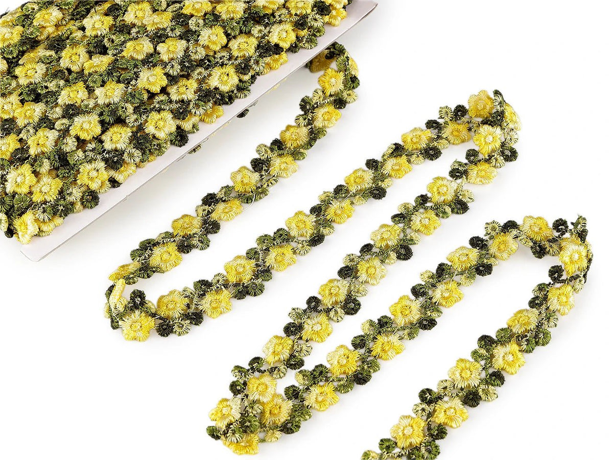 Bild von dekorativem besticktem Band mit 3D-Blumen – 20 mm – online bei Šarlotes audumi erhältlich