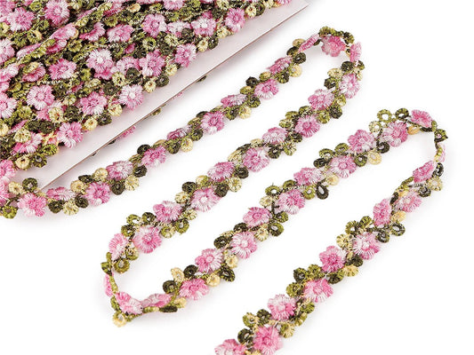 Bild von dekorativem besticktem Band mit 3D-Blumen – 20 mm – online bei Šarlotes audumi erhältlich