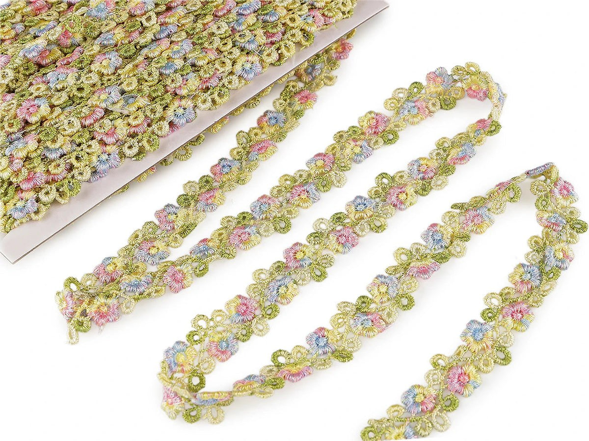 Bild von dekorativem besticktem Band mit 3D-Blumen – 20 mm – online bei Šarlotes audumi erhältlich