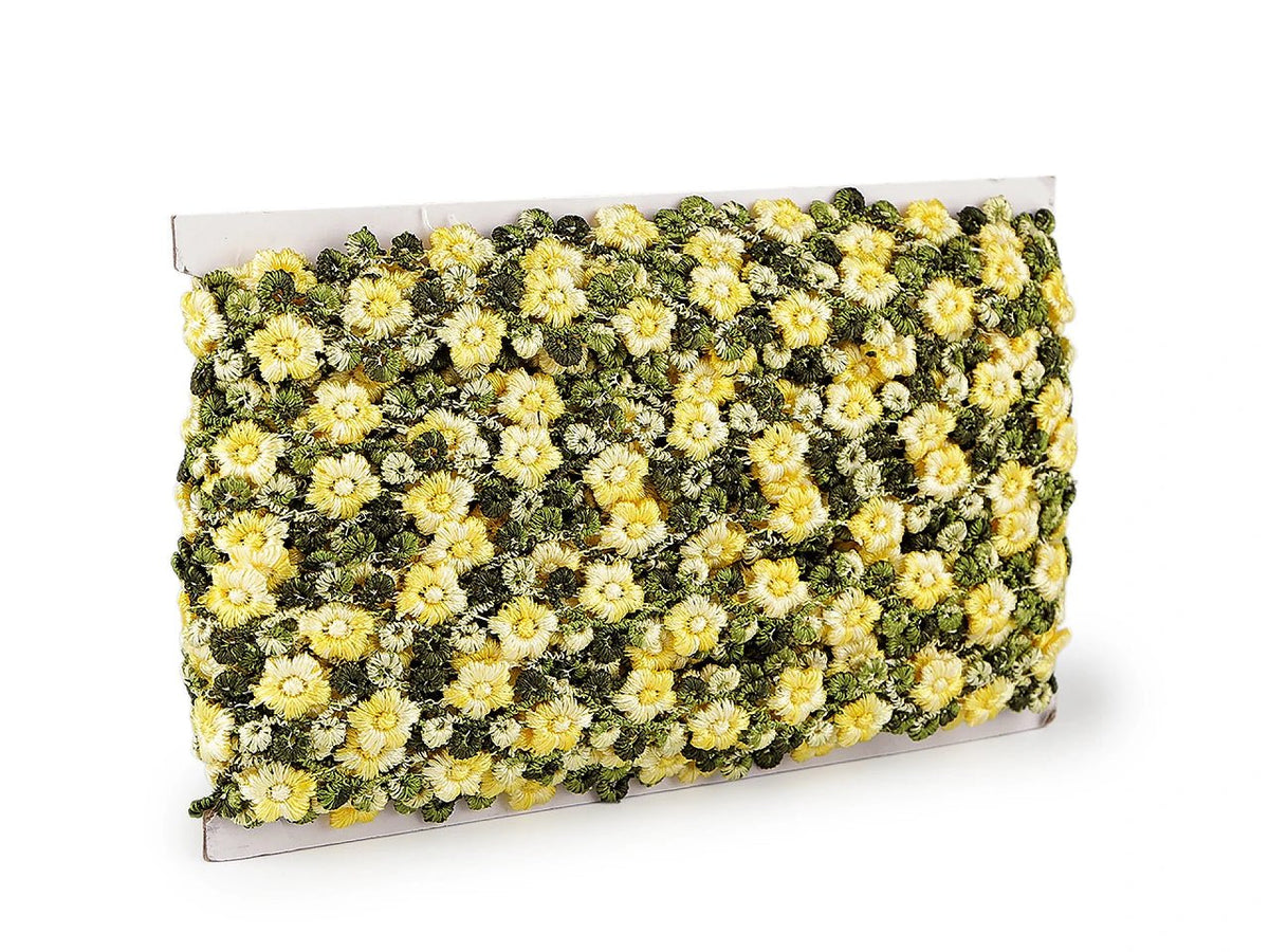 Bild von dekorativem besticktem Band mit 3D-Blumen – 20 mm – online bei Šarlotes audumi erhältlich