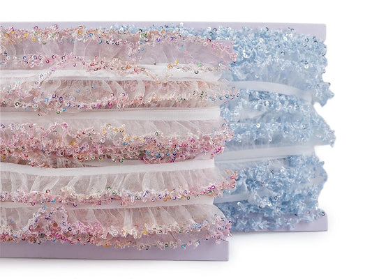 Image de dentelle élastique décorative à volants avec sequins 20 mm – disponible en ligne chez Šarlotes audumi