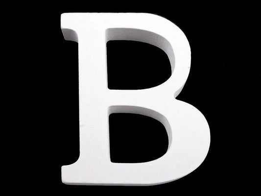 Image avec une lettre décorative en bois 3D, blanche – disponible en ligne chez Šarlotes audumi