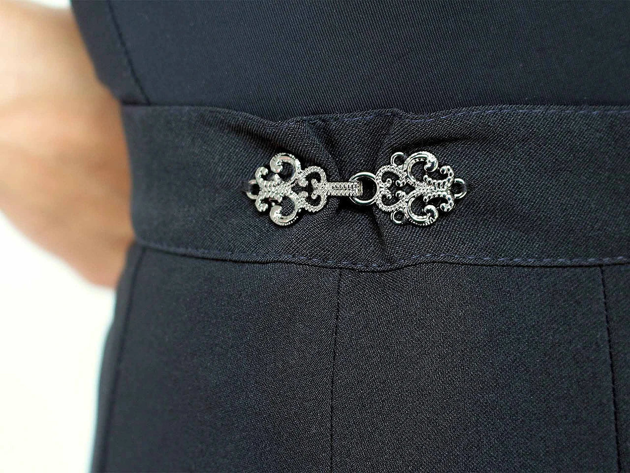 Attēls ar Dekoratīvs aizdares āķis apģērbiem|dažādu toņu – pieejams Šarlotes audumi