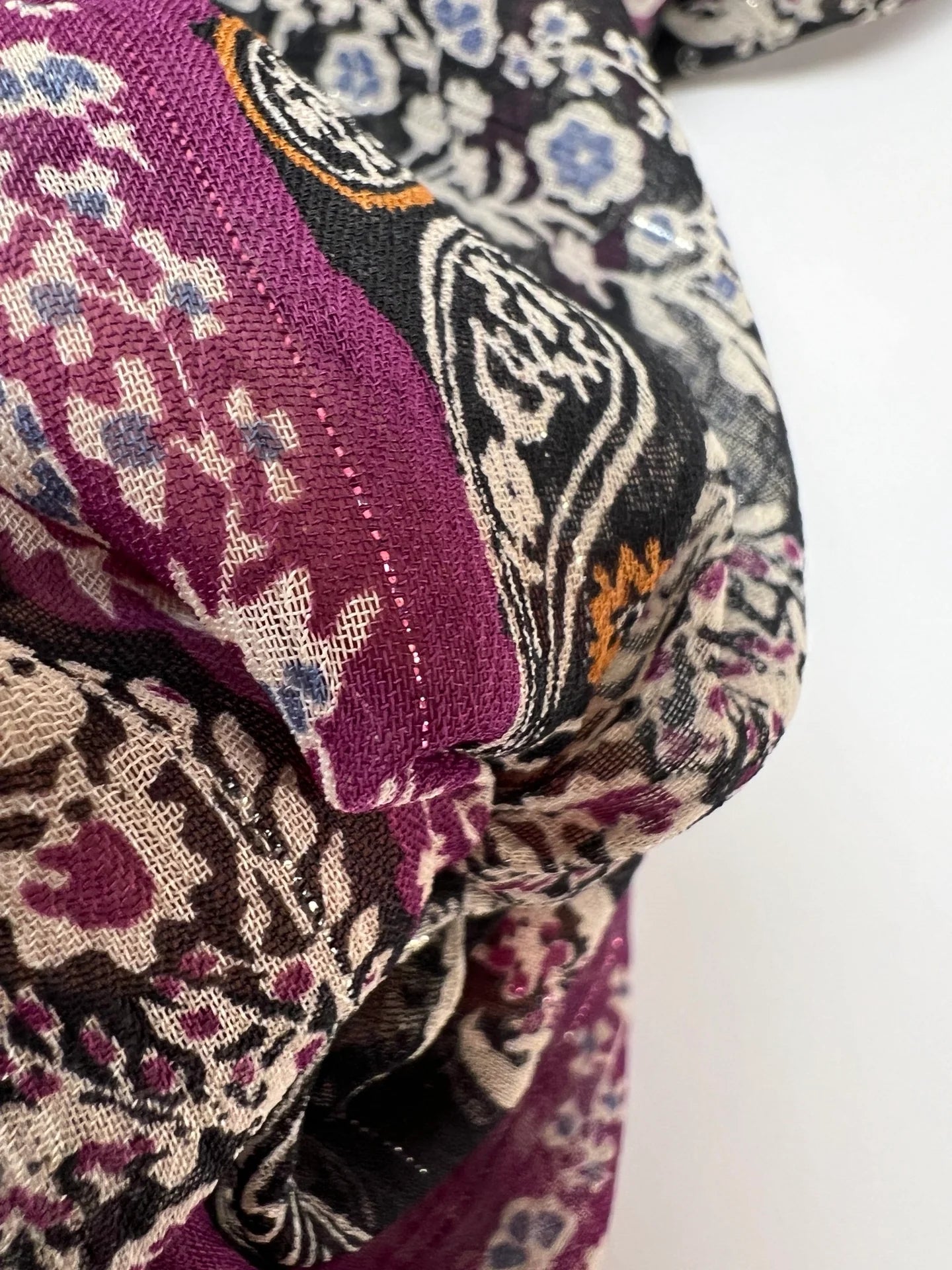 Itālijas šifona audums ar melni violetu paisley rakstu un lureksa pavedienu