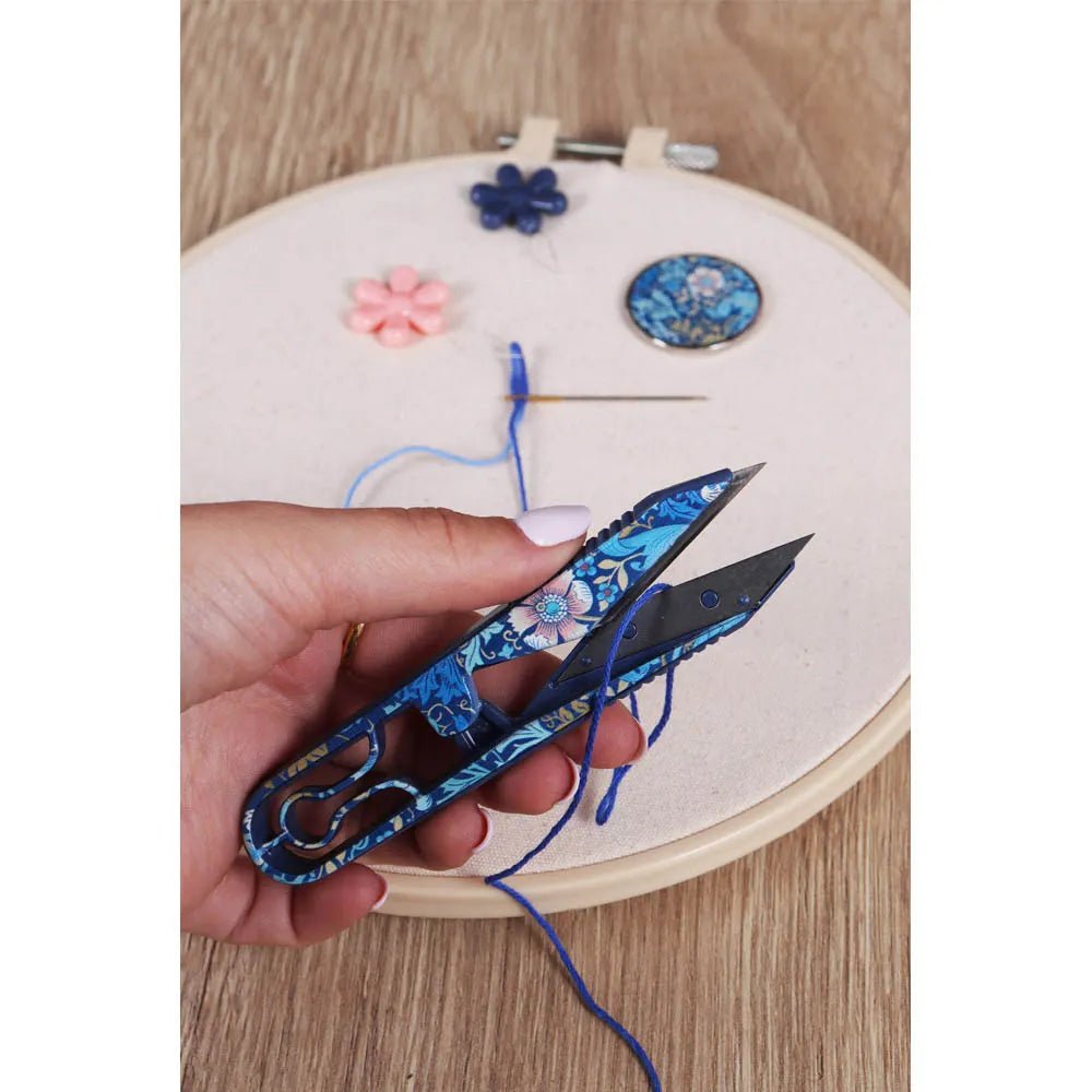 Attēls ar Diegu šķērītes ar ziedu rakstu, zilas, 10 cm Hobby Gift – pieejams Šarlotes audumi