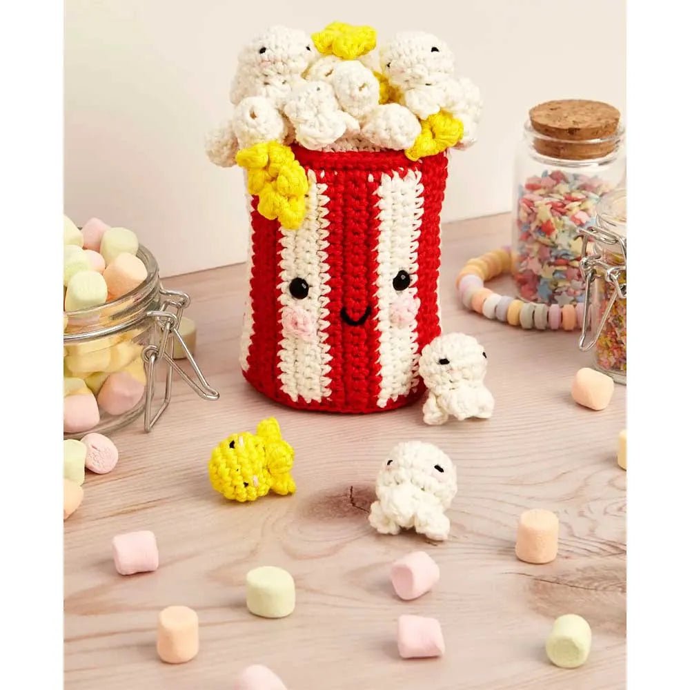 Image du kit Amigurumi DMC « Pop-The-Corn » – boîte de popcorn – disponible chez Šarlotes audumi