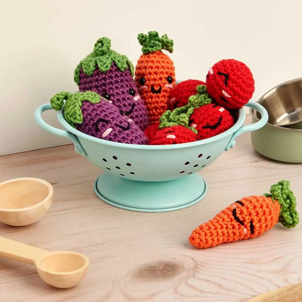 Bild mit DMC Amigurumi-Set „Veggie“ – Gemüsekollektion – erhältlich bei Šarlotes audumi