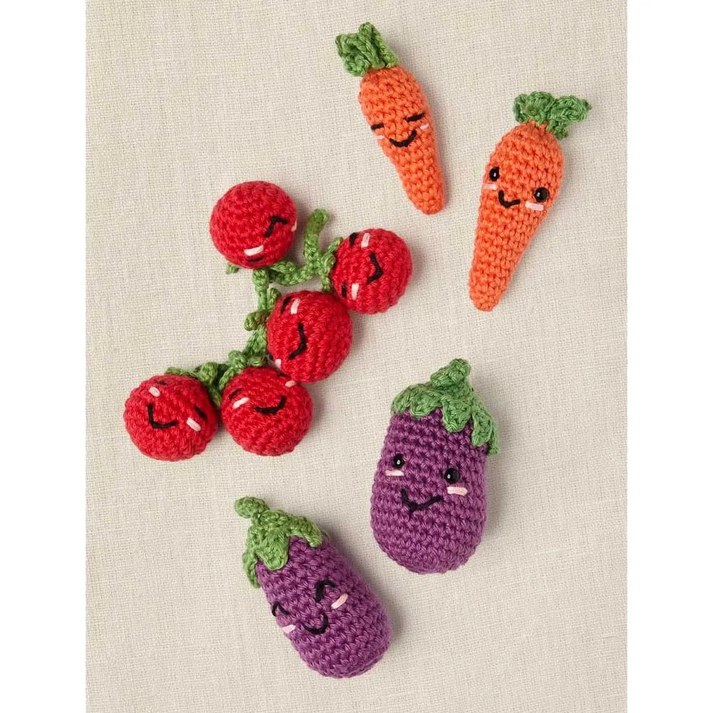 Bild mit DMC Amigurumi-Set „Veggie“ – Gemüsekollektion – erhältlich bei Šarlotes audumi