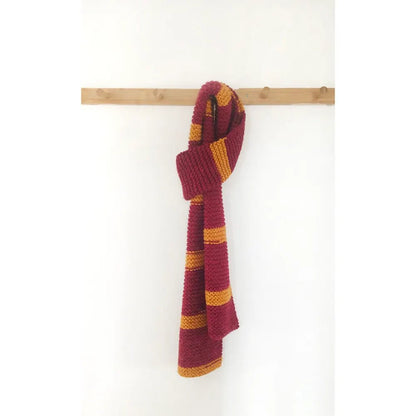 Abbildung des DMC Harry Potter Magic Garns, 300 g / 410 m – selbststreifendes Garn in den Farben der Hogwarts-Häuser – online bei Šarlotes audumi erhältlich
