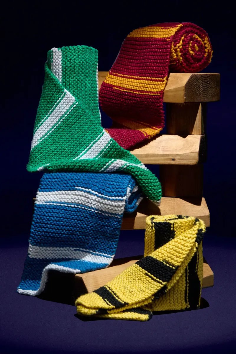 Abbildung des DMC Harry Potter Magic Garns, 300 g / 410 m – selbststreifendes Garn in den Farben der Hogwarts-Häuser – online bei Šarlotes audumi erhältlich