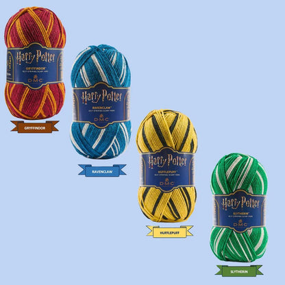 Abbildung des DMC Harry Potter Magic Garns, 300 g / 410 m – selbststreifendes Garn in den Farben der Hogwarts-Häuser – online bei Šarlotes audumi erhältlich