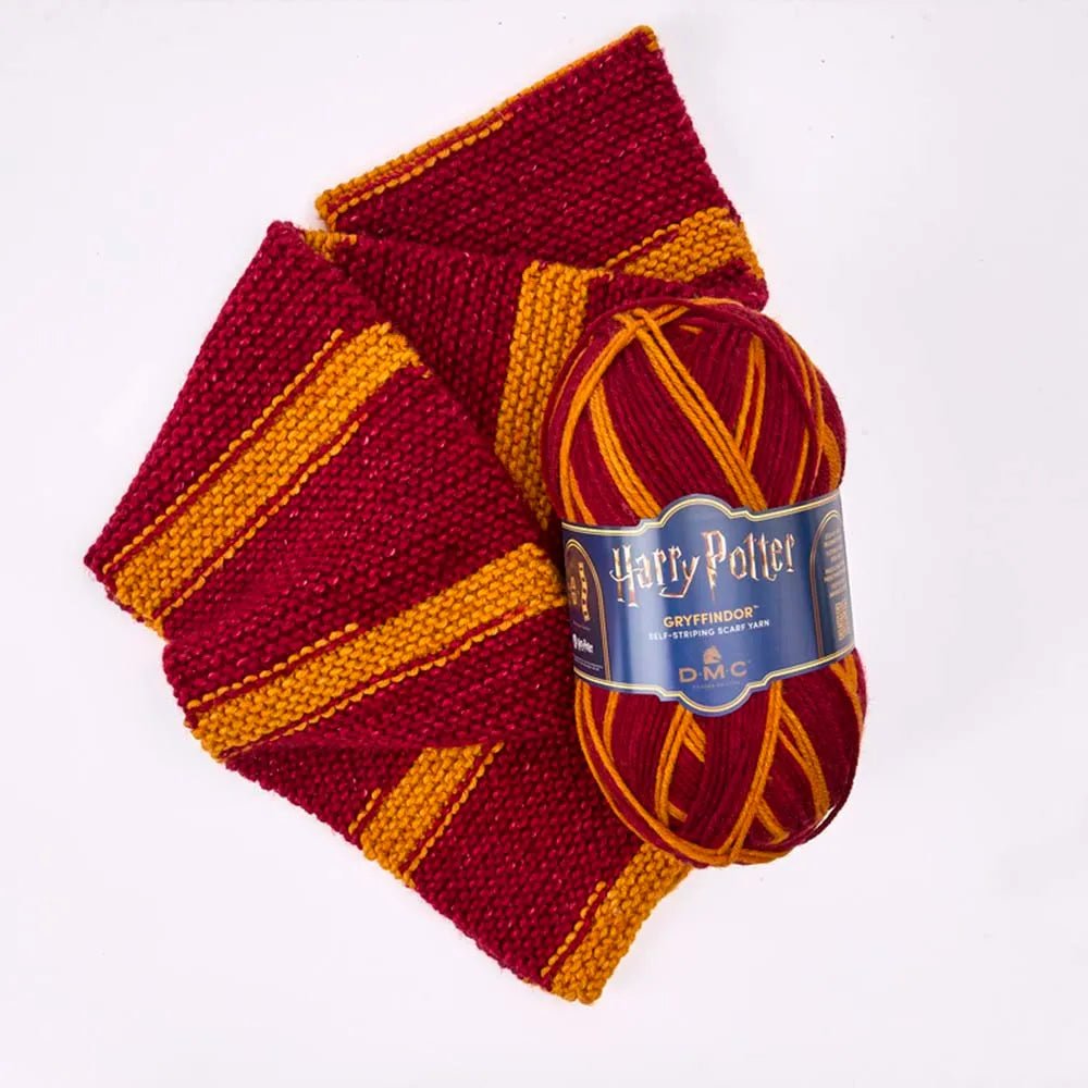 Abbildung des DMC Harry Potter Magic Garns, 300 g / 410 m – selbststreifendes Garn in den Farben der Hogwarts-Häuser – online bei Šarlotes audumi erhältlich