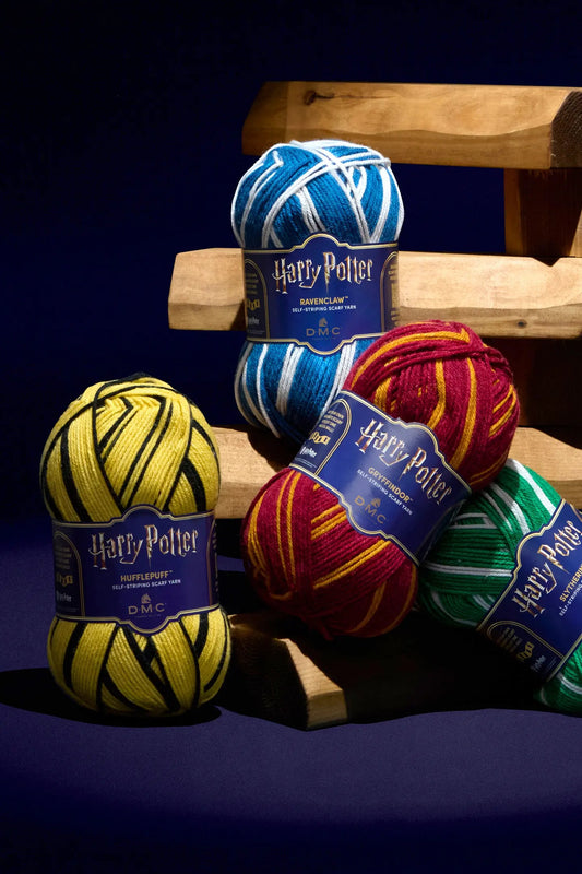 Abbildung des DMC Harry Potter Magic Garns, 300 g / 410 m – selbststreifendes Garn in den Farben der Hogwarts-Häuser – online bei Šarlotes audumi erhältlich