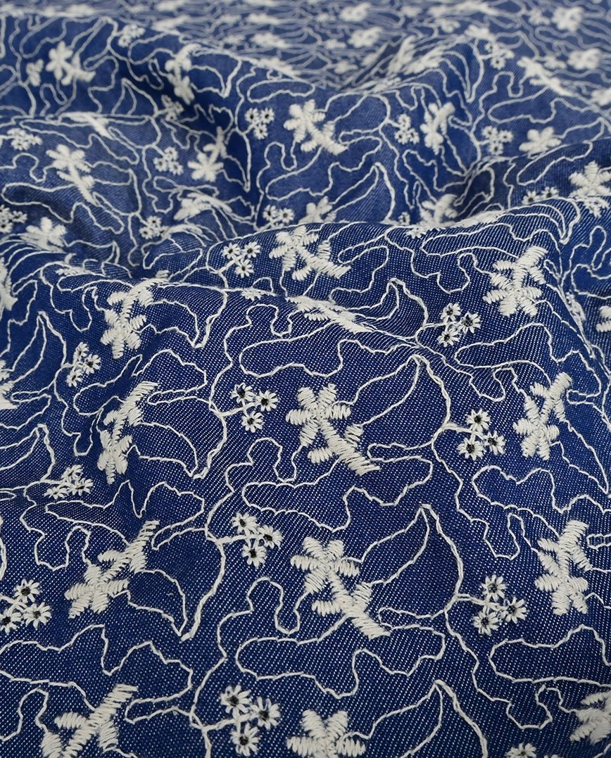 Image de tissu en jean brodé 180 g/m² – disponible chez Šarlotes audumi