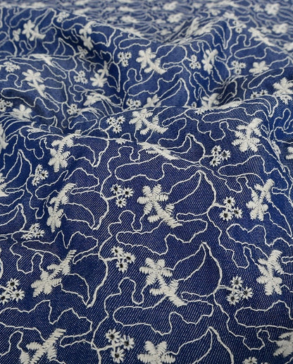 Image de tissu en jean brodé 180 g/m² – disponible chez Šarlotes audumi