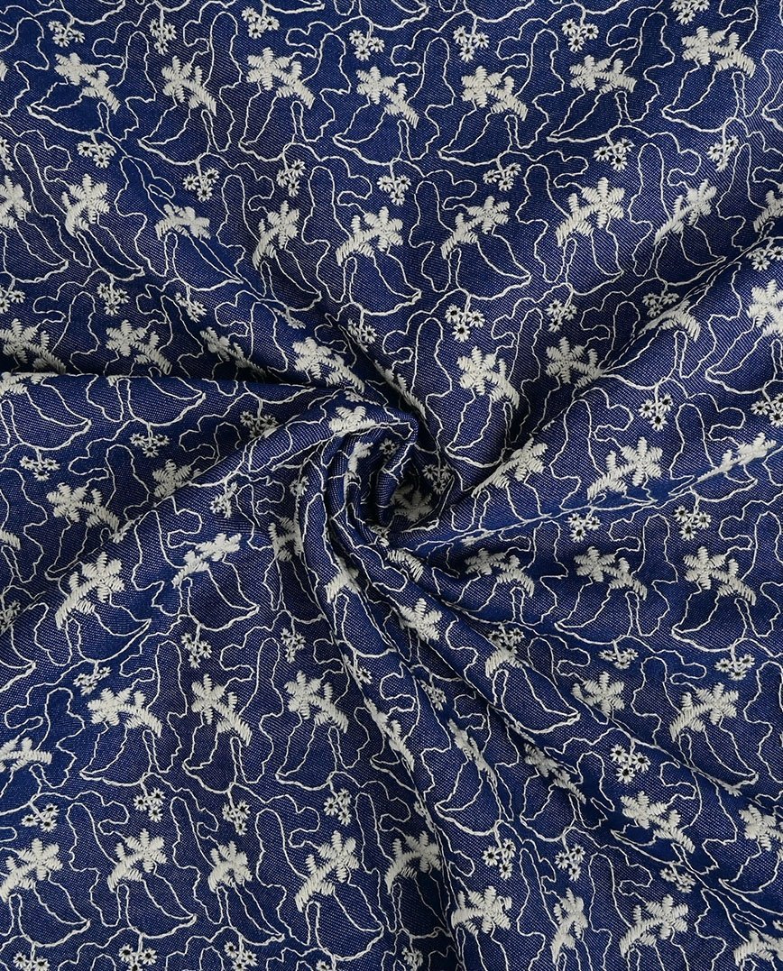 Image de tissu en jean brodé 180 g/m² – disponible chez Šarlotes audumi