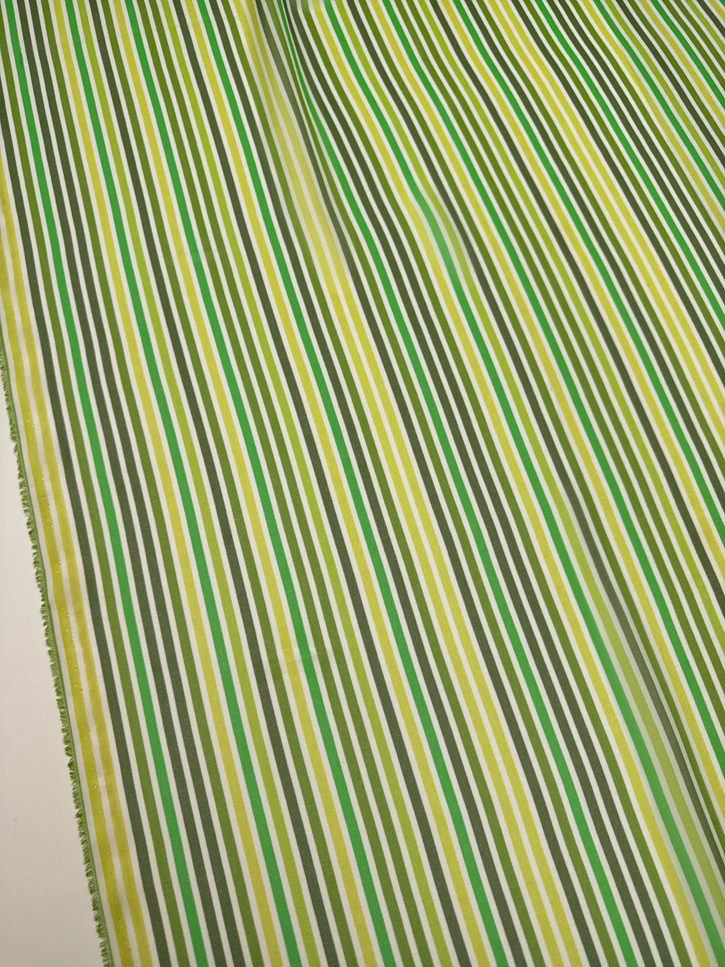 Tissu crêpe 100 % soie d’Italie - rayures vertes 55 g/m²