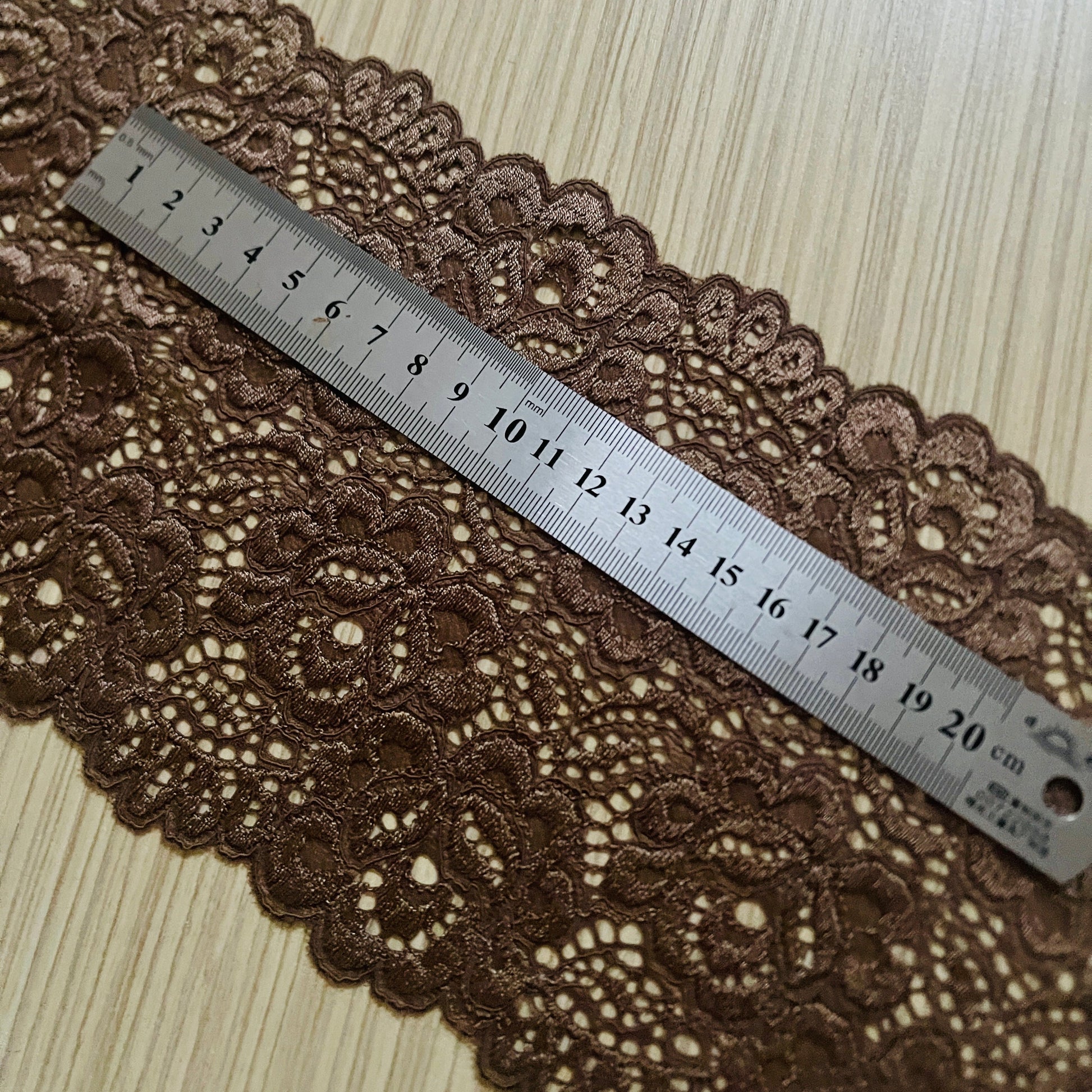 Image avec dentelle élastique 14 cm - chocolat – disponible chez Tissus de Charlotte