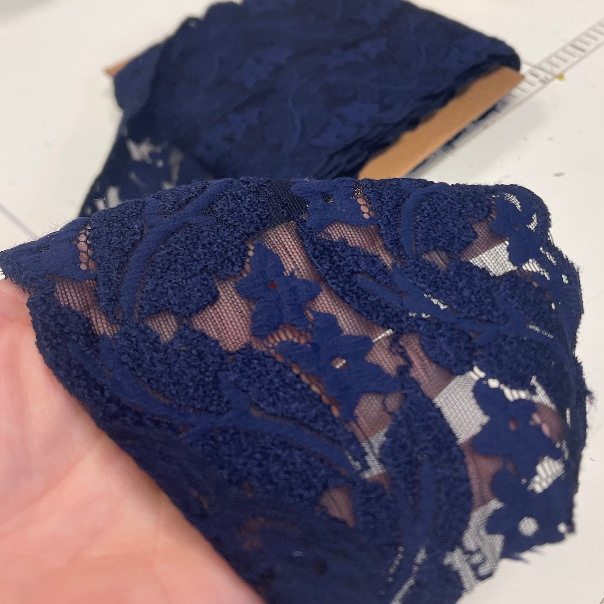 Image avec dentelle élastique 15 cm - bleu foncé à texture veloutée – disponible chez Šarlotes audumi
