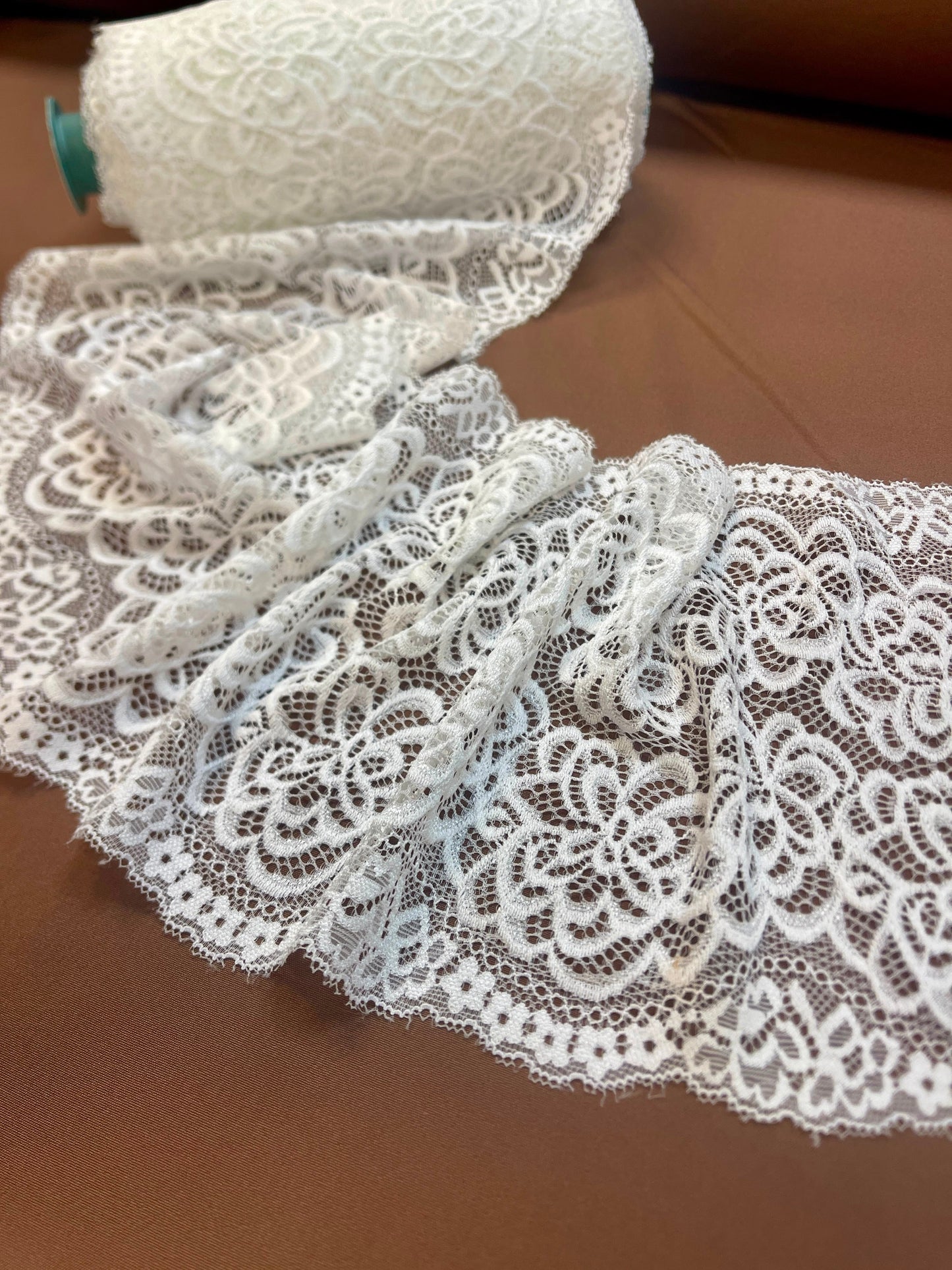 Image de dentelle élastique blanche 17 cm – disponible en ligne chez Šarlotes audumi