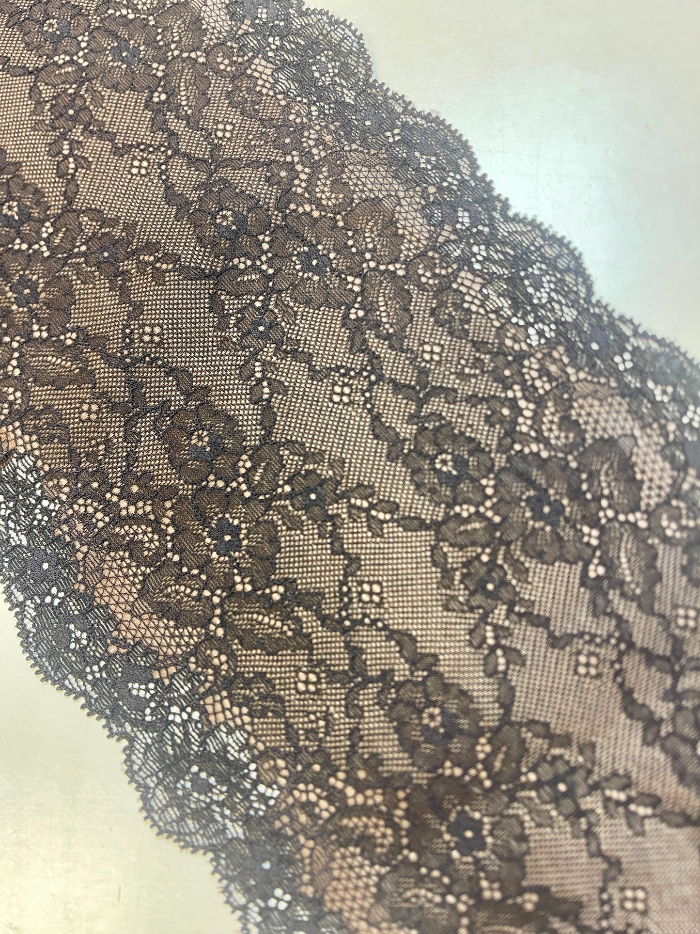 Image avec dentelle élastique noire de 17 cm sur fond beige – disponible en ligne chez Šarlotes audumi