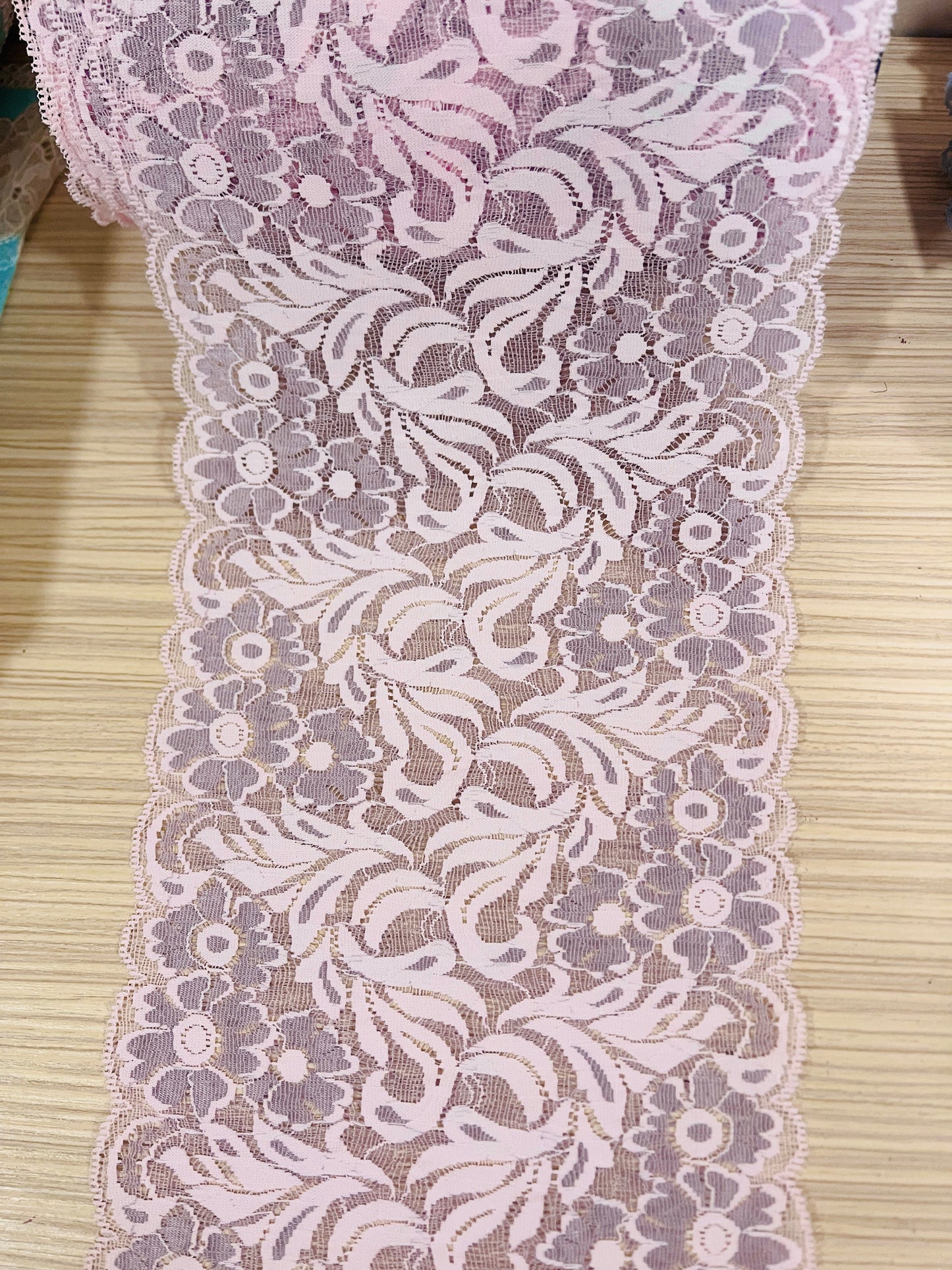 Image de dentelle élastique 17 cm violet-rose – disponible en ligne chez Šarlotes audumi