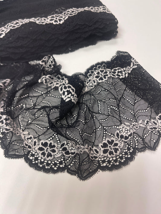 Bild mit elastischer Spitze, 18 cm – schwarz mit weißen Blumen – online erhältlich bei Šarlotes audumi