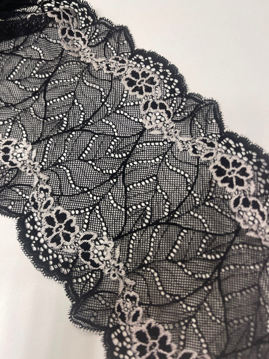 Bild mit elastischer Spitze 18 cm – schwarz mit weißen Blumen – online erhältlich bei Šarlotes audumi