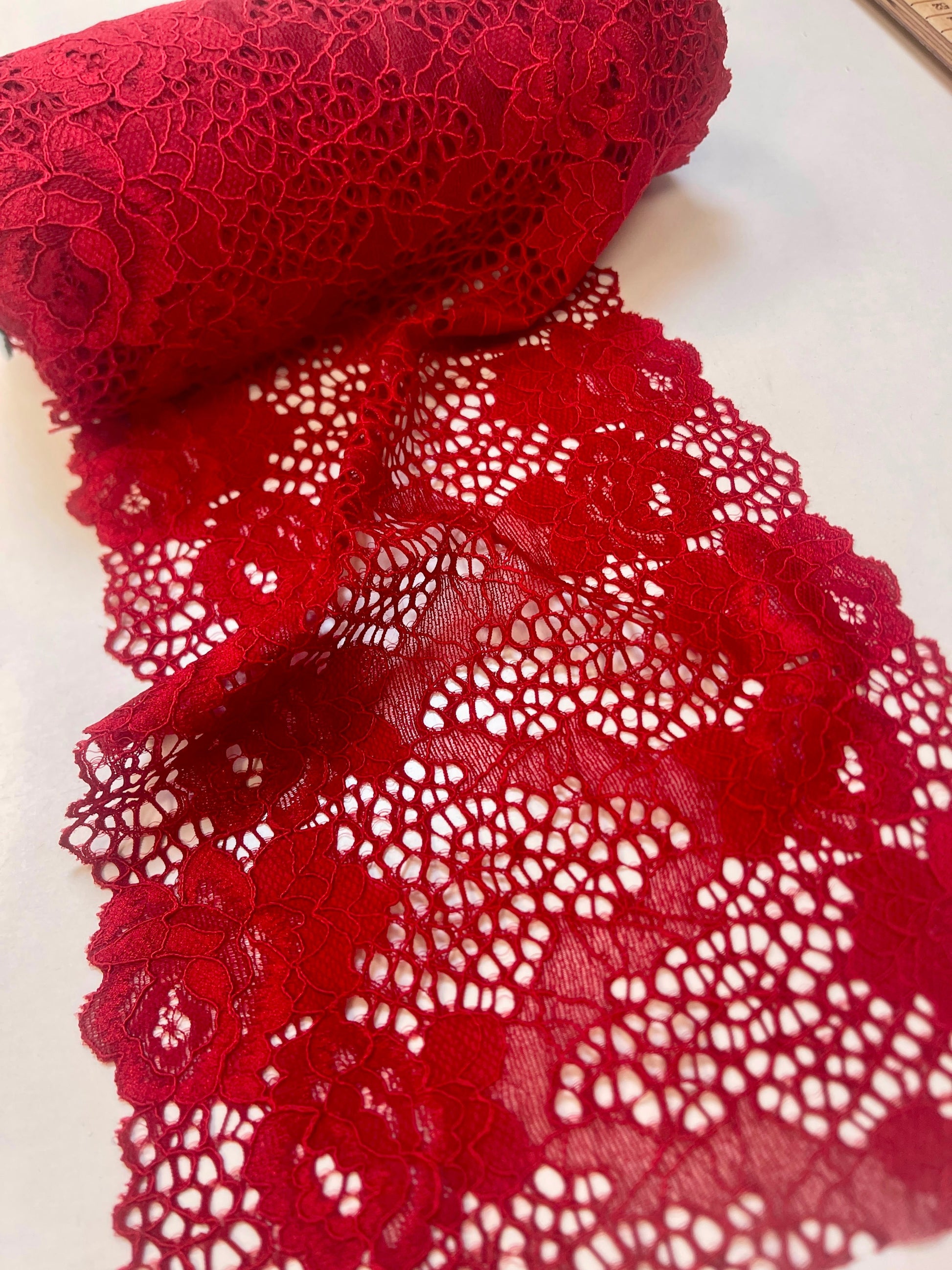 alt
Image de dentelle élastique 18 cm-cerise rouge – disponible en ligne chez Šarlotes audumi